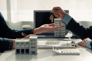 Real estate agent delivers keys and customers sign sales contracts and provides advice on house and real estate purchase contracts, calculates house purchase rates, and delivers keys.